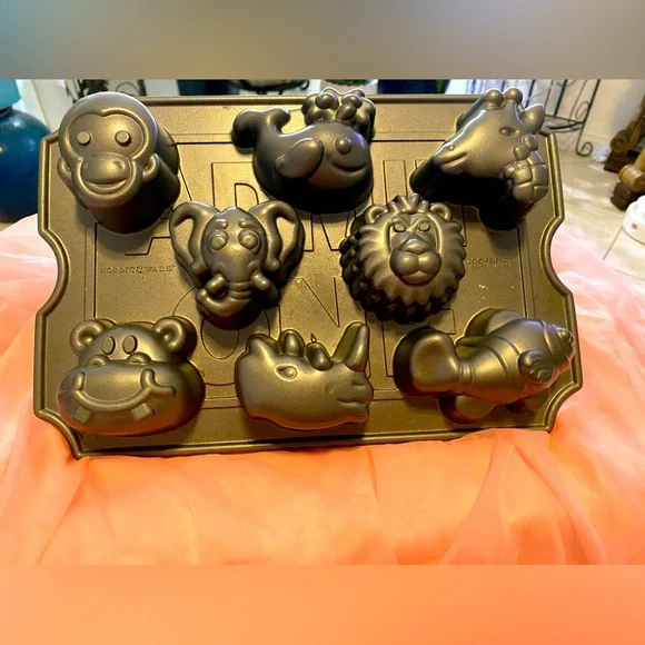 NORDIC WARE ZOO FRIENDS MUFFIN PAN - Picture 1 of 4